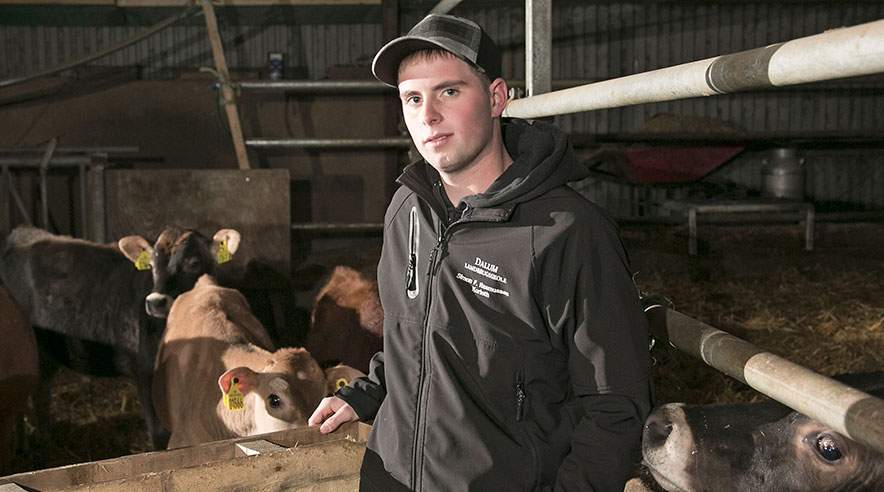 Den 19-årige landbrugselev Simon Rasmussen blev hyret af en landmand, selv om arbejdsgiveren havde fået frataget sin godkendelse til at uddanne elever. (Foto: Heidi Lundsgaard)