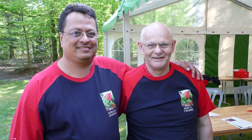 I sin tale ved et 1. maj-møde i Nykøbing Mors lagde German Zepada (tv) vægt på, at fagbevægelsen skal styrkes, hvis de latinamerikanske landarbejderes rettigheder skal sikres. Her ses han sammen med folketingsmedlem Ole Vagn Christensen (S). (Foto: Helle Engelund)