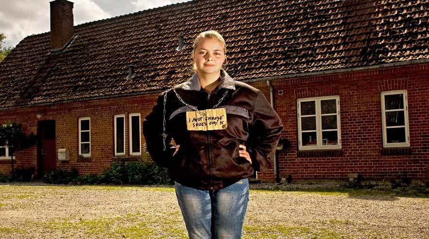 Hvorfor gør han det. Jeg er ikke et dyr. Jeg er et menneske, siger 23-årige Olha Otenko. Hendes danske praktikvært tvang hende til at gå med papskilt om halsen. (Foto: Thomas Arnbo)