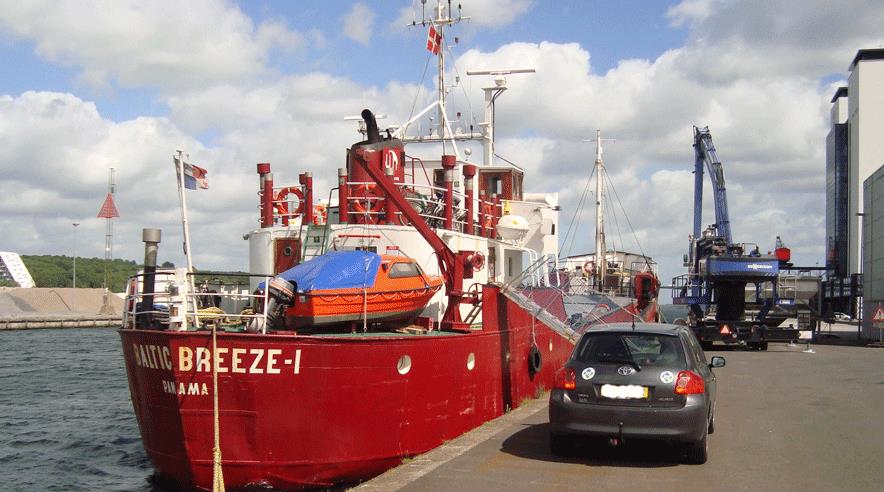 Strejkeramte Baltic Breeze ligger i Vejle. Skibet har 5 litauiske søfolk ombord. De har ikke fået løn i tre måneder om bord på skibet, der er fra 1952. (Foto: Morten Bach)