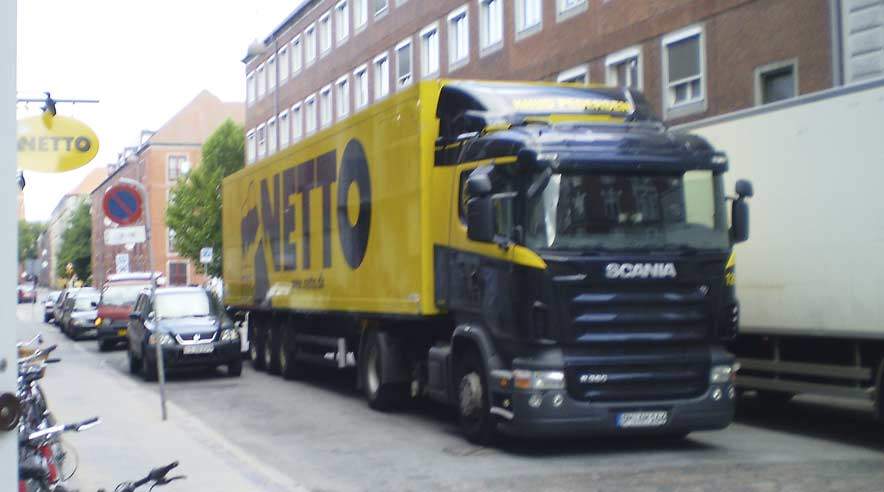 Sagen om de 100 tyske chauffører til lavprislønninger, der kører i tyskindregistrerede lastbiler med varer til Netto-kædens tages nu op i Folketinget. (Arkivfoto.)