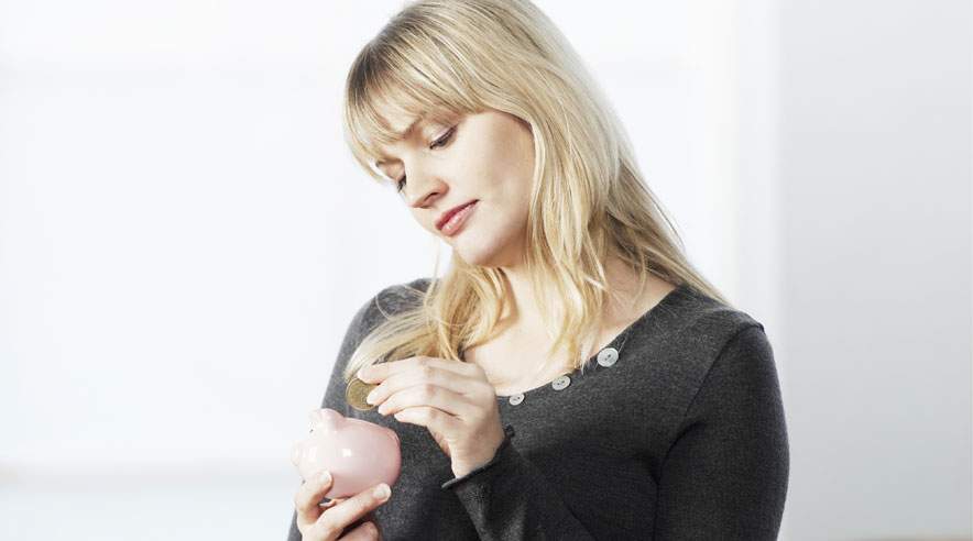 Mange bække små. Sæt opsparingen af som en fast udgiftspost på budgettet. Det kan blive til mange penge i det lange løb. (Foto: Colourbox)