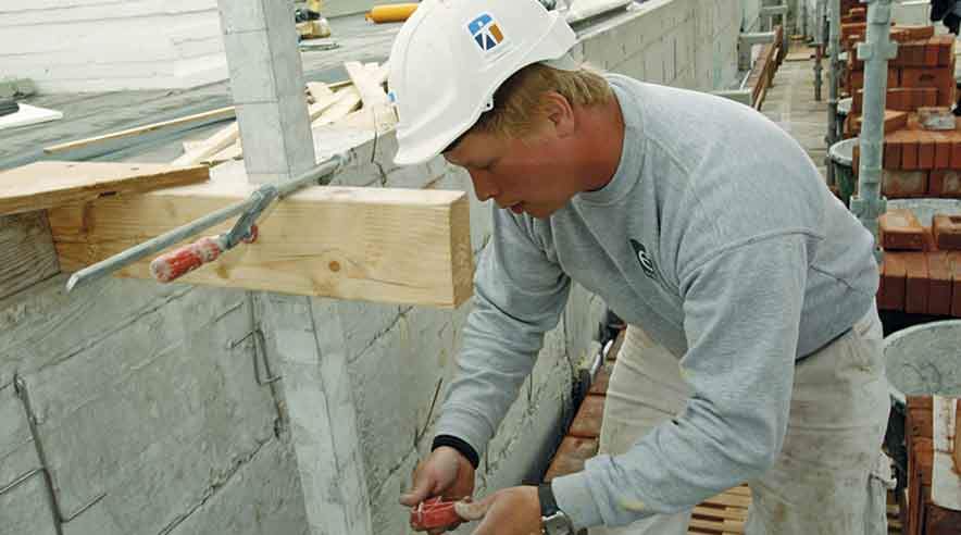 Flere end halvdelen af de nyudlærte murersvende er gået direkte fra skolen og svendegildet til a-kassen.