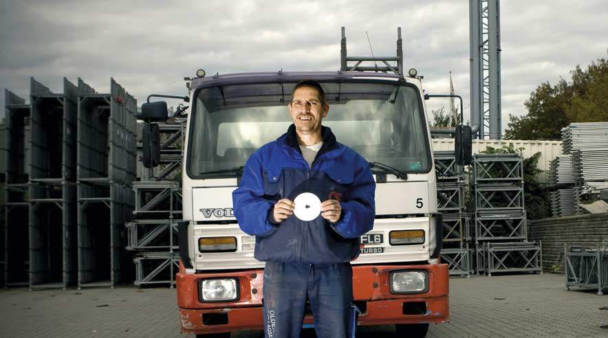 Køreskiven skal være på plads - også når man er passager i firmaets lastbil på vej på arbejde. Ellers vanker der en bøde på 3.000. Det fandt Jan Bossen ud af. (Foto: Søren Zeuth)