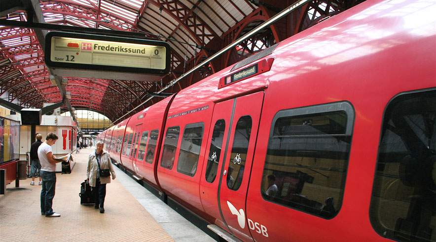 Hvis du pendler hver dag med tog, så foreslå for eksempel din arbejdsgiver at give de ansatte et erhvervskort. Det fungerer som et månedskort, men man betaler over lønnen, og det er skattefrit. Du kan spare op til 50 procent på dine daglige ture. (Foto: Colourbox)