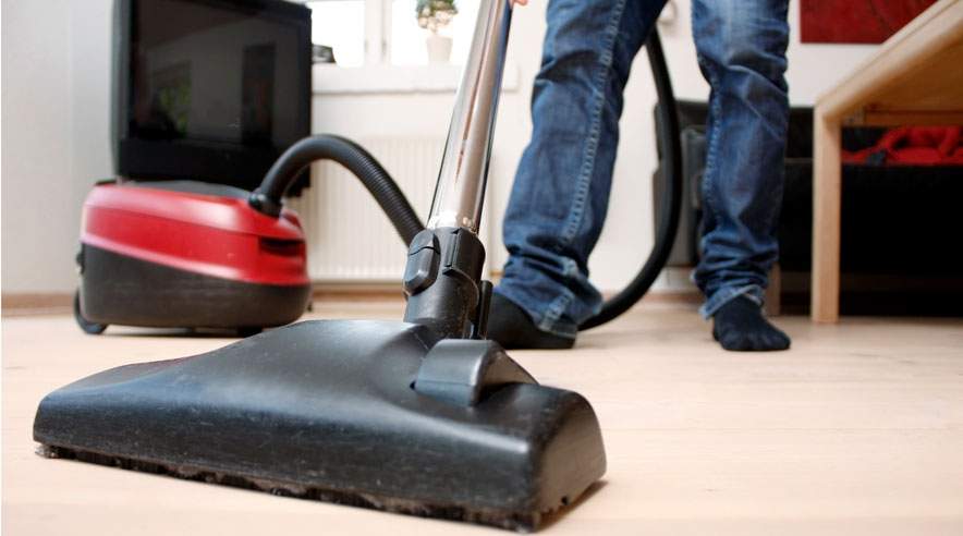 Sving støvsugeren, gå en tur med hunden, og tag cyklen på arbejde. Det er alt sammen små ting i hverdagen, der er med til at sikre, at du har et aktivt liv. (Foto: Colourbox)