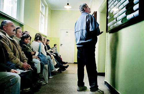 Mange polakker står i kø efter job -som her på et lokalt AF-kontor.
Får de job i Danmark, bliver det til danske lønninger, siger beskæftigelsesministeren. (Mads Nissen)