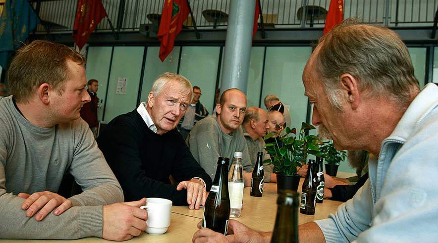 Nationalbankdirektør Nils Bernstein kom i god tid før mødet med ledige bygningsarbejdere. Og fik mulighed for den mere uforpligtende snak. Blandt andet om at være ledig.  (Foto: Harry Nielsen.)