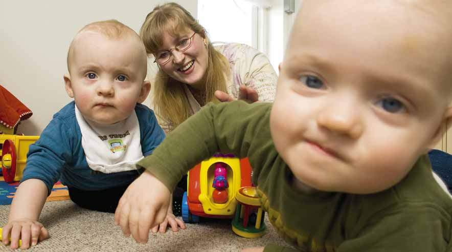 - Hvis jeg skal på halv dagpengesats, vil vi være nødt til at sælge huset. Jeg ser for mig, hvordan det vil ramle, alt det vi har bygget op med hus og familie, siger Mona Darby Andersen. Hun er 28 år og én af dem, der rammes af regeringens forslag.

 (Foto: Henrik Bjerregrav)