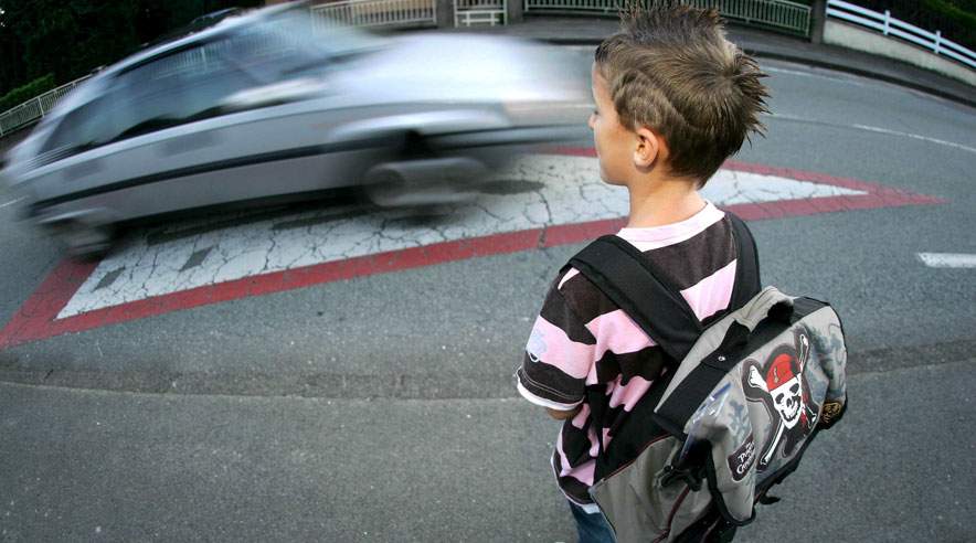 Der er mange ting at holde øje med, når man er ny i trafikken. Tal derfor med dit barn om det farlige ved at tage chancer i trafikken. Er man i tvivl, bør man holde tilbage. (Foto: Colourbox)