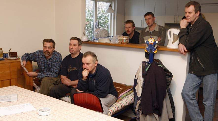 De polske bygningsarbejdere, der var ansat i De Glade Håndværkere, bliver orienteret om deres rettigheder og muligheder af repræsentanter for fagforeningen, som siden har skaffet dem et millionbeløb fra Lønmodtagernes Garantifond. (Foto: Harry Nielsen)