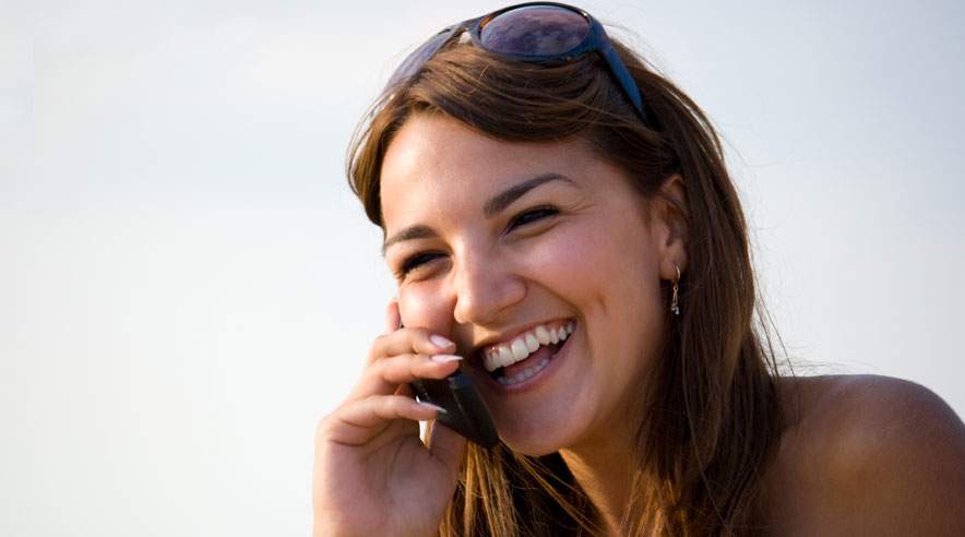 Smilet kan hurtigt stivne, hvis du ender med en kæmpe mobilregning, fordi du har brugt din arbejdsmobil på ferien i udlandet.  (Foto: Colourbox)