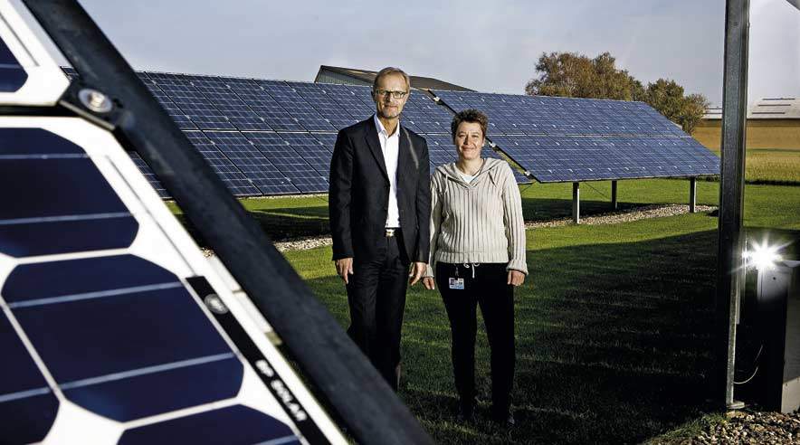- Markedet for at lave strøm på solceller er eksploderet i Europa, så det går stærkt med at få nye folk, oplyser direktør i Danfoss Solar Inverters Henrik Raunkjær og tillidsrepræsentant Heidi Pedersen. (Foto: Ole Jørn)