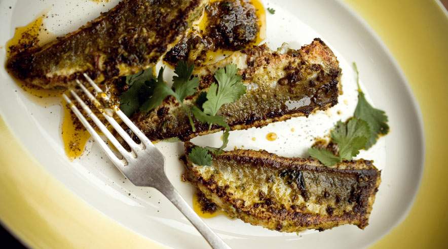 Knurhane i middelhavs-marinade med spidskommen og hvidløg.