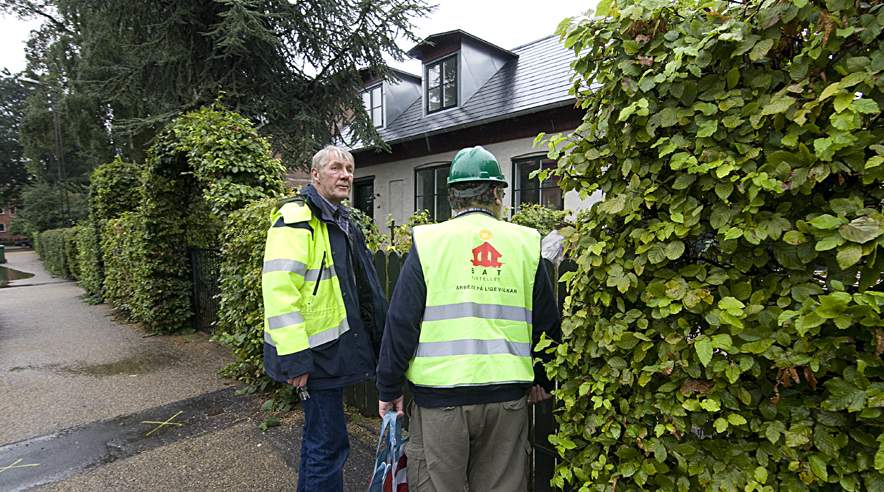 På Østerbro lægger et polske firma fliser, får Erik Olsen (tv) og Michael Rathmann besked om. Regnen havde sendt arbejderne hjem, men nu skal firmaet tjekkes. (Foto: Harry Nielsen)