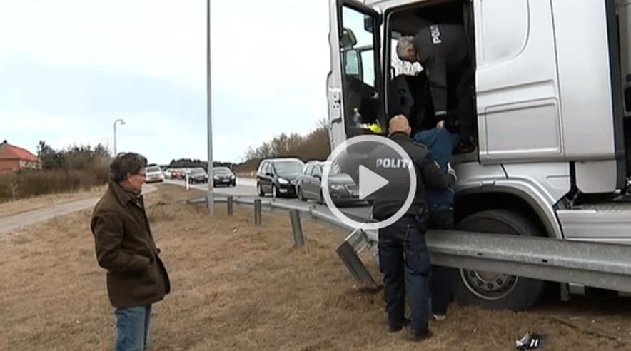 Søndag pløjede en fuld østchauffør et autoværn ned ved Sæby. Se TV 2 Nord's indslag, hvor politiet må hjælpe den stive chauffør ud af sit førerhus. 