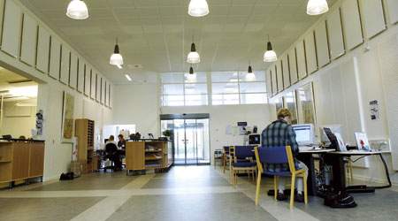 Socialforskningsinstituttet skal nu - for anden gang på to år - undersøge, hvordan kommunerne lever op til pligten om at sørge for at aktiveringsprojekter og -fabrikker overholder loven.