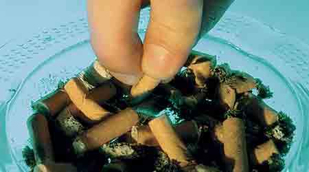 På rygelovens første dage har 3F fået mange klager fra medlemmer og især tjenere, der fortsat udsættes for røg på deres arbejdsplads.