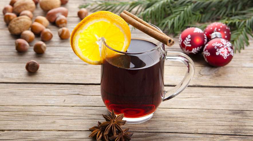 Server en alkoholfri gløgg til julefesten - så kan gæster, der skal køre hjem, også nyde et glas gløgg. (Foto: Colourbox)