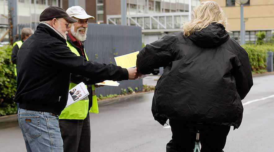 Forbundsformand Poul Erik Skov Christensen uddeler kampagnemateriale med titlen "Som tyve om natten" til morgentravle medarbejdere på Radiometer i København. (Foto: Harry Nielsen)