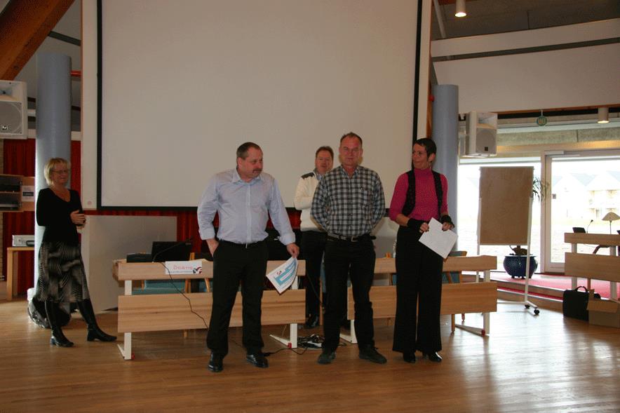 Ildsjælene belønnet af FFL og formand Peter Jonassen (i midten): Reddernes Landsklub ved Anders Sørensen og Lands-brancheklubben for Privat Rengøring ved Tina Møller Madsen.