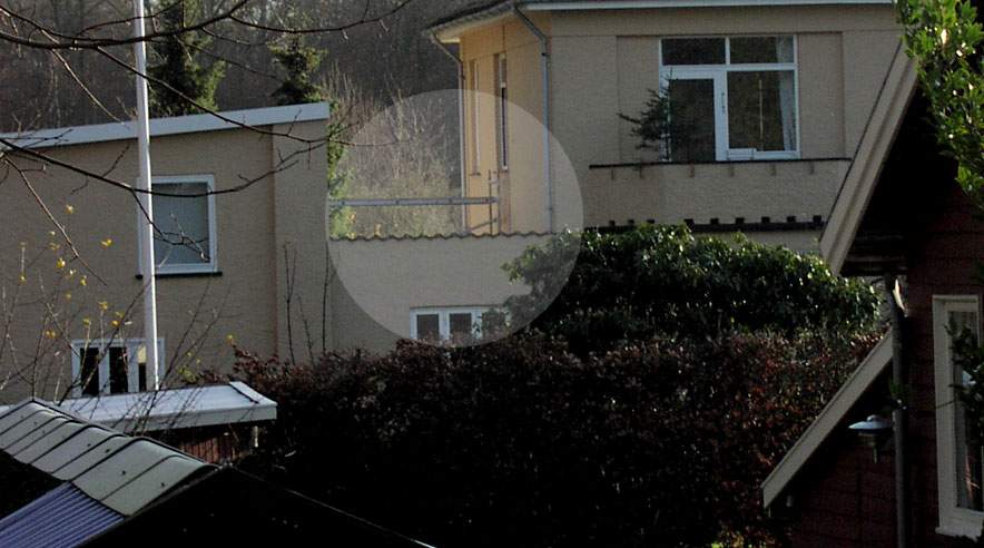 Ulovlige håndværkere skiftede vinduer fra stillads uden afskærmning med fare for at falde 3-4 meter ned. (Privatfoto)