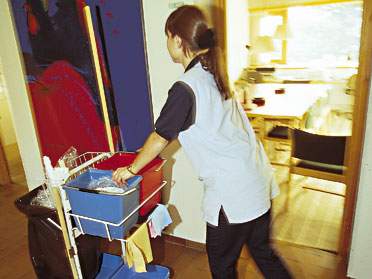 4.800 medlemmer er omfattet af den nye aftale, blandt andre rengøringsassistenter, specialarbejdere, forsvarsarbejdere, skolepedeller, serviceassistenter med flere.
 (Arkivfoto.)