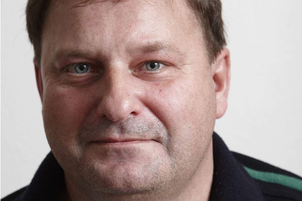 Chauffør Allan Aistrup er i ikke i tvivl om værdien af at have det rette arbejdsmiljø. Han instruerer også nye kolleger i at indstille rat og sæde rigtigt i bussen. (Foto: Magnus Klitten)