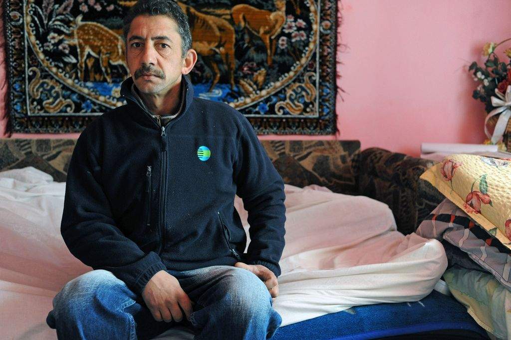 - Jeg blev meget overrasket, da jeg modtog et hævekort med mit eget navn på. Jeg har ikke selv oprettet en konto i en dansk bank, siger den rumænske rengøringsarbejder Traian Butuc. (Foto: Petrut Calinescu)