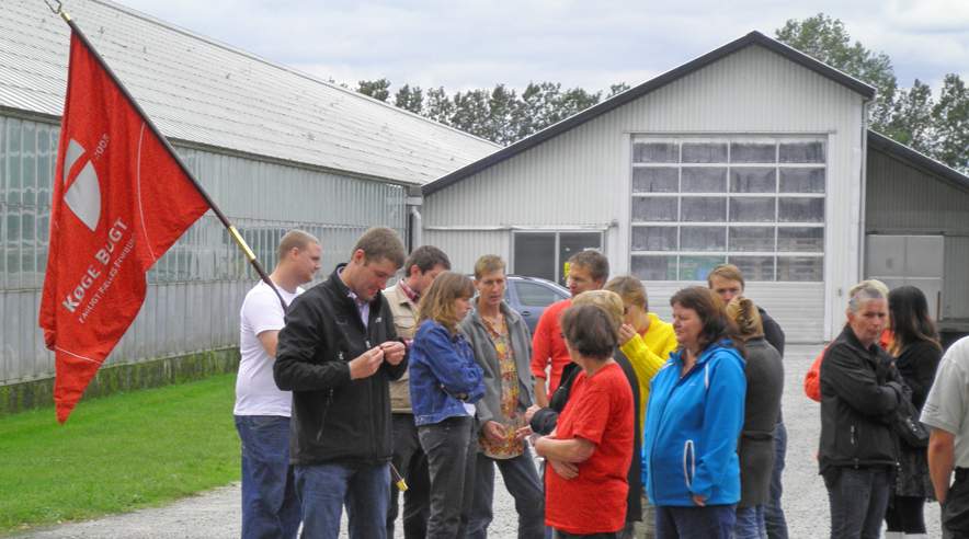 Fyrede gartnere fra Varpelev Tomater demonstrerede foran gartneriet på Stevns, da de opdagede, at deres arbejde var overtaget af østarbejdere. (Privat.)