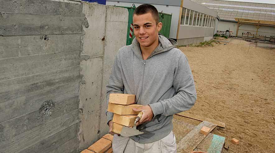 18-årige Daniel Wetterstein rammes hårdt af regeringens plan. Han er allerede ramt som følge af arbejdsgiverens konkurs. Nu vil regeringen halvere hans ydelse i skolepraktik til knap 20 kroner i timen.  (Foto: Harry Nielsen.)