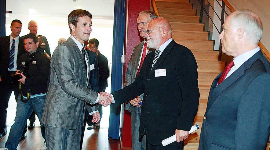 Kronprinsen deltog i åbningen af &#8220;Ord 09&#8221; om læsevanskeligheder i sin egenskab af protektor for ordblinde/Dysleksiforeningen i Danmark. Her hilser han på Poul Erik Skov Christensen.
 (Foto: Harry Nielsen)