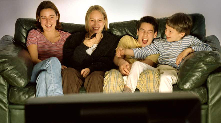 Med de nye fladskærme kan du også underholde familien med dine fotos fra nettet.  (Foto: Colourbox)