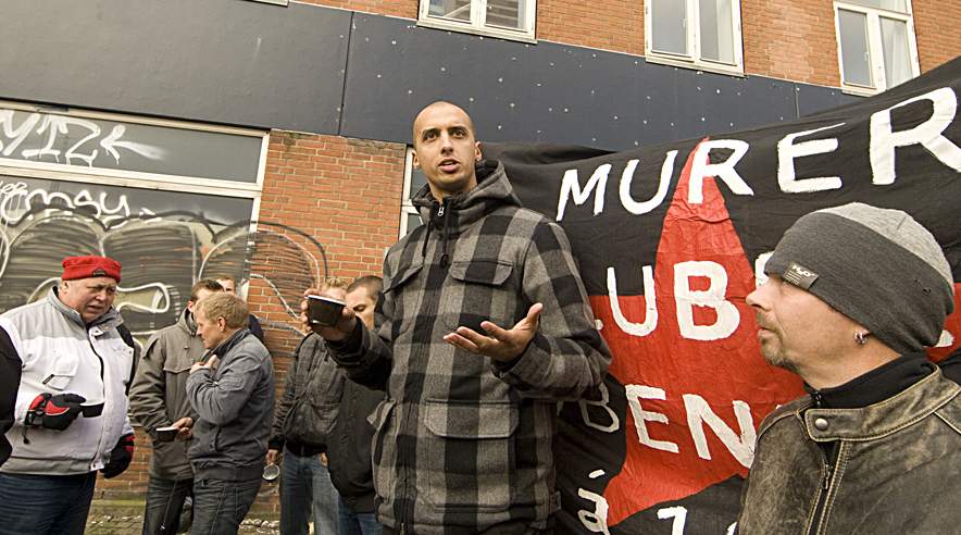 Faglige sekretær Mattias Tesfaye (her foran ejendommen Gammel Kongevej 33) mener, at oplysningerne i sagen underbygger fagforeningernes påstand om, at der er tale om en fupkonstruktion.  (Foto: Harry Nielsen)