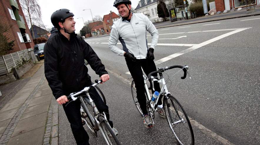 Århus-borgmester Nicolai Wammen (tv. og her sammen med den tidligere USA-ambassadør James P. Cain) vil blandt andet investere i nye cykelstier - men mangler grønt lys fra regeringen.
