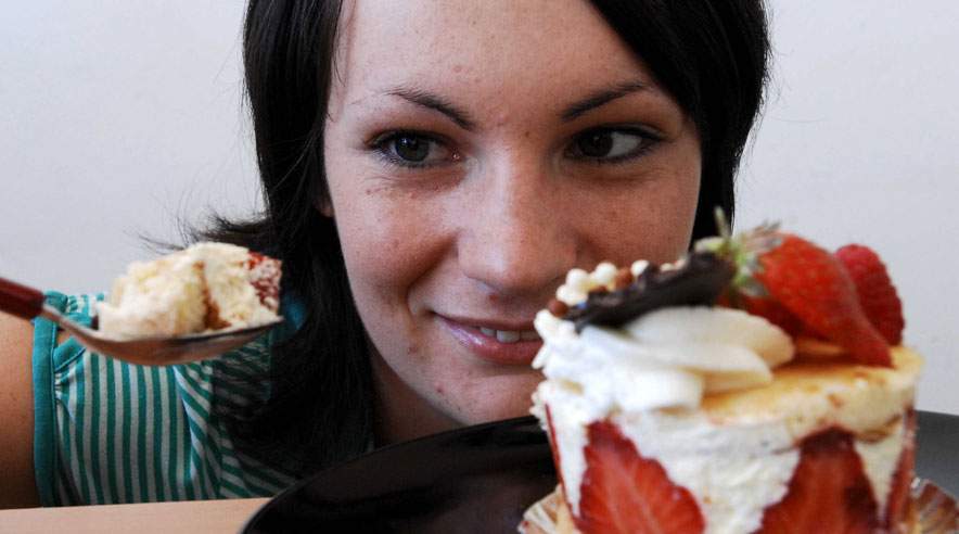 Gå aldrig på kur. Hop ikke på detox. Undgå forbud. Men husk at udfordre dig selv til sunde vaner. Prøv for eksempel at skære sukkeret fra i 21 dage. (Foto: Colourbox)