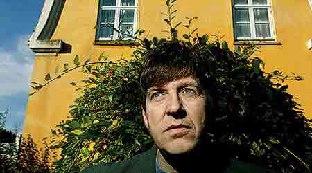 Professor Jørgen Goul Andersen: - Regeringens velfærdskommission har ikke hjulpet os spor på det område (efterløn red.). Deres antagelser om, at afskaffer man efterlønnen, vil 80 procent af efterlønnerne komme i arbejde, er grebet ud af den blå luft. Derfor er der stærkt brug for en grundig kulegravning. (Arkivfoto: Michael Bo Rasmussen)