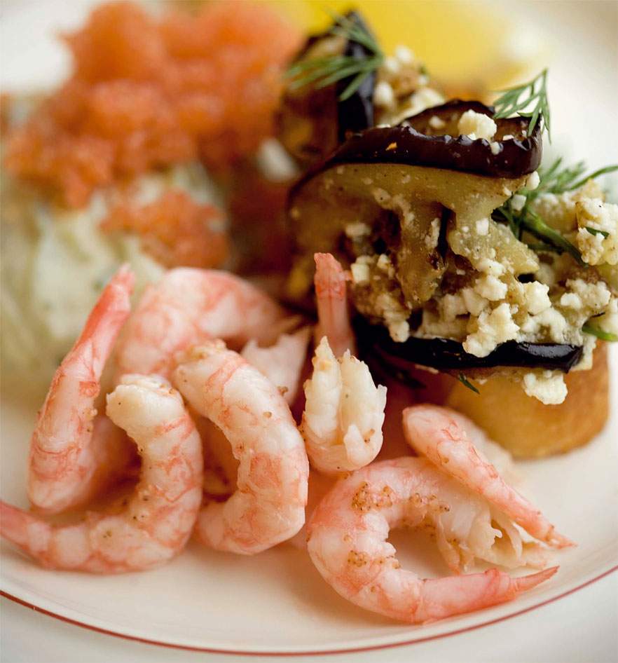 Stenbiderrogn med friskpillede rejer. 