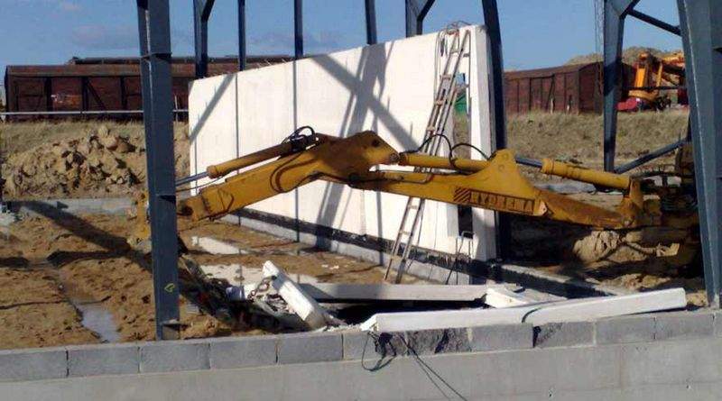 Det var en teknisk fejl, der var årsagen til en tragisk ulykke på en byggeplads i Odder mandag formiddag, da en 13-årig dreng mistede livet. (Foto: Tonny Mikkelsen)