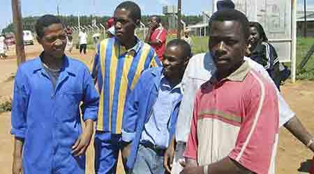 Flertallet af befolkningen i Swaziland lever i absolut fattigdom, mens landets enevældige konge vælter sig i luksus.