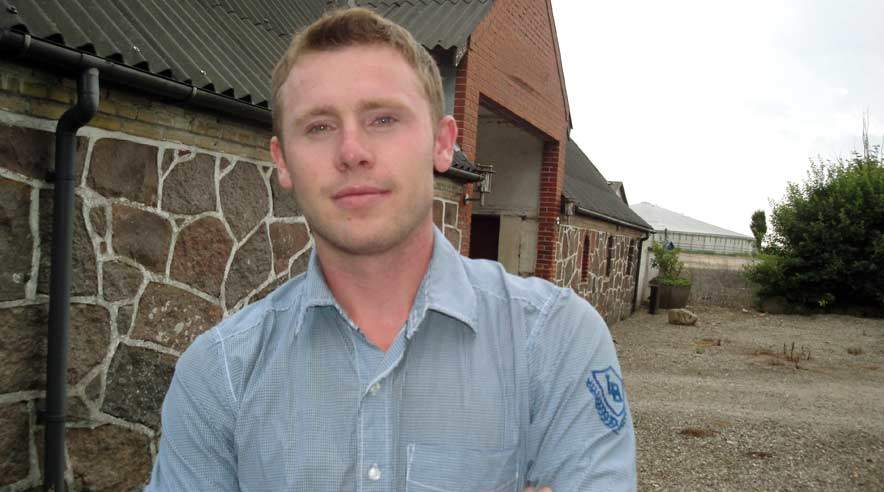 23-årige Vitalii Radko fra Ukraine betalte  11.000 kroner om måneden i husleje til sin tidligere arbejdsgiver. Her er han fotograferet foran en anden nordfynsk gård.
 (Foto: Privat)