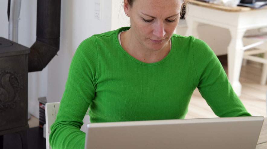 Er du ledig og fortrolig med computeren, er der mange muligheder for at søge oplysninger - og også netværk - som du kan bruge i jagten på job eller uddannelse. (Foto: Colourbox)