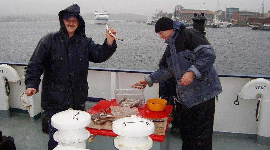 Mangel på løn tvinger fire strandede søfolk til at fange mad i Svendborg Havn. (Foto: ITF)