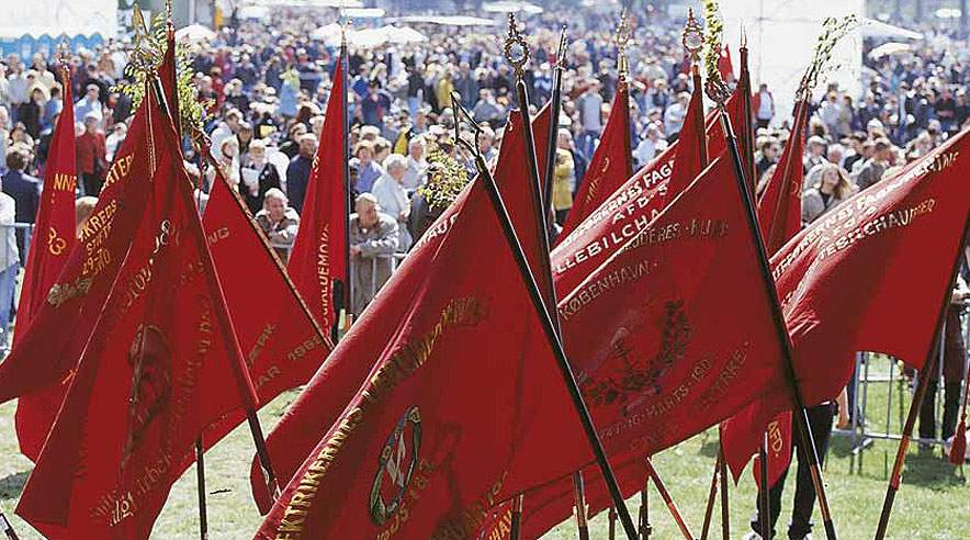 Her er de så - de røder faner.