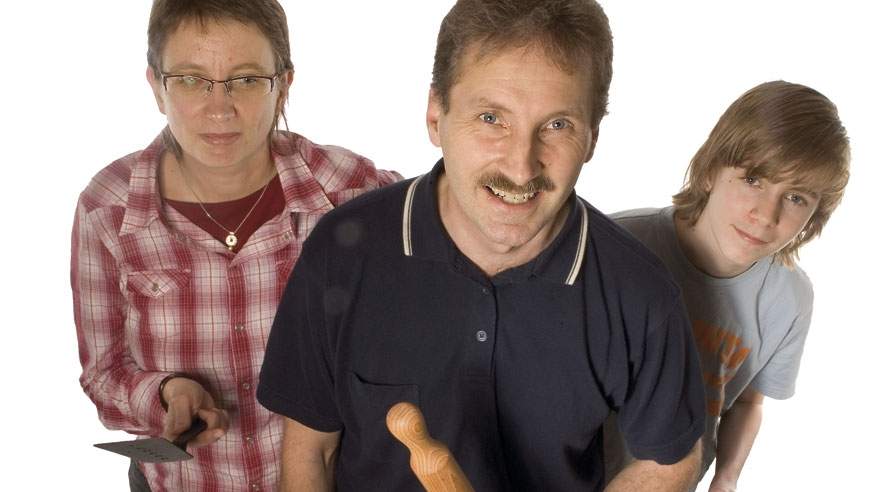 Hele familien Thiim er i sving i køkkenet. Her er det far Jan, der er bagermester.
