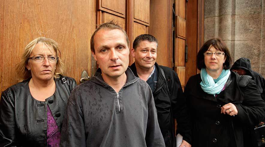 De ansvarlige politikere måtte stå til ansvar, da ledige Karsten Nielsen (forrest) og tre andre 3F'ere fra Thy og Mors tog i Folketinget for at slås mod nedskæringer i dagpengene. (Foto: Harry Nielsen)