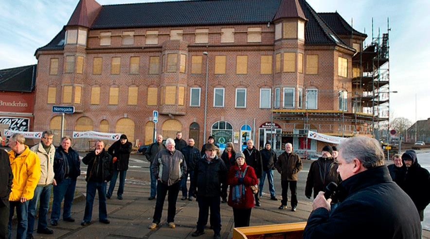Trods kulde og en hård blæst lagde mere end 100 borgere og fagligt aktive fra Brønderslev lørdag formiddag vejen forbi Nørrehus for at deltage i festen. (Foto: Michael Bo Rasmussen)