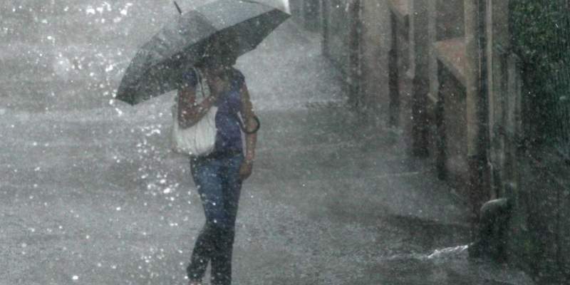 Sidste sommer ramte kraftige skybrud landet, og den danske sommer har allerede nu budt på kraftige regnskyl. Så det er en god ide at tjekke sin forsikring og gardere sit hus mod skybrud. (Foto: Colourbox)