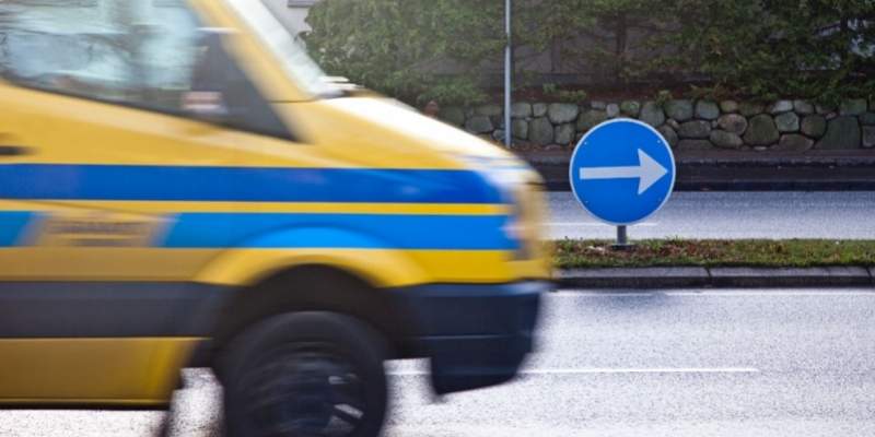 Varevogne og små lastbiler kan fortsat undgå kontrol og regler om løn og arbejdstid. Imens indføres skrappere lov, der gælder chauffører i store lastbiler på over 3,5 tons.