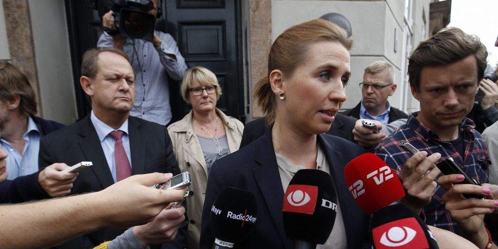 Et halvt års ekstra dagpenge til ledige vil koste tre til fem gange mere end akutpakken. Det oplyser beskæftigelsesminister Mette Frederiksen (S).